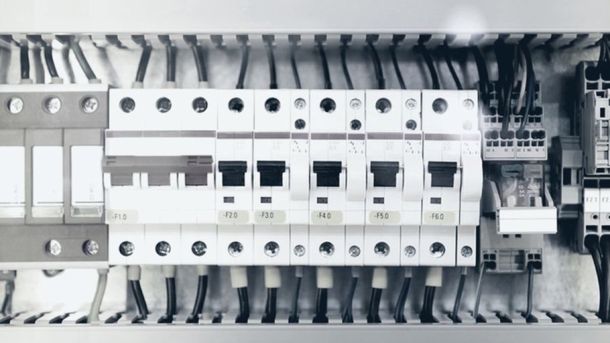Tablero de control industrial con componentes eléctricos y conductores identificados